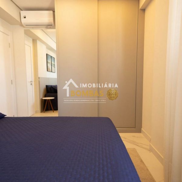 Apartamento 2 Dormitorios com piscina