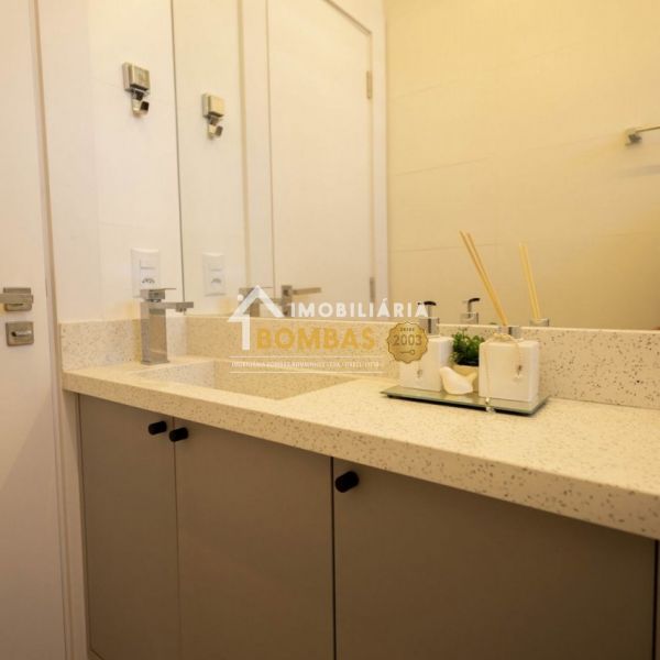 Apartamento 2 Dormitorios com piscina