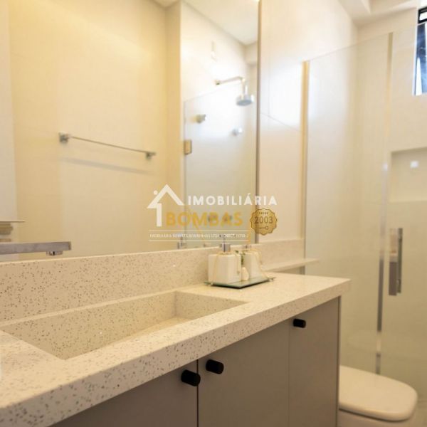 Apartamento 2 Dormitorios com piscina