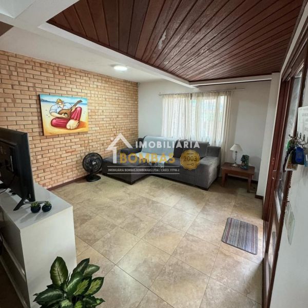 CASA GEMINADA EM BOMBAS COM PISCINA 3 DORMIT�RIOS