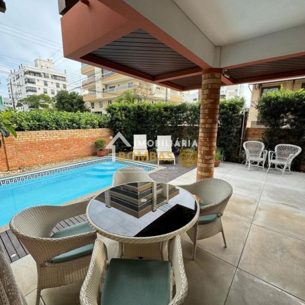 CASA GEMINADA EM BOMBAS COM PISCINA 3 DORMIT�RIOS