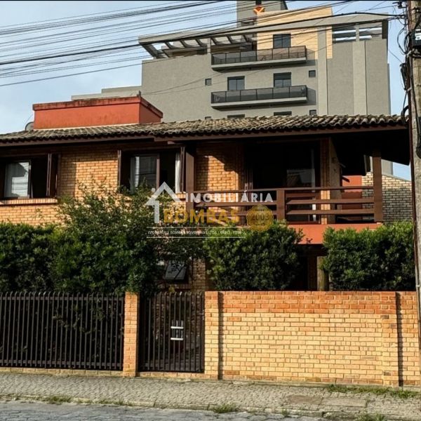 CASA GEMINADA EM BOMBAS COM PISCINA 3 DORMIT�RIOS