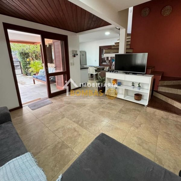 CASA GEMINADA EM BOMBAS COM PISCINA 3 DORMIT�RIOS