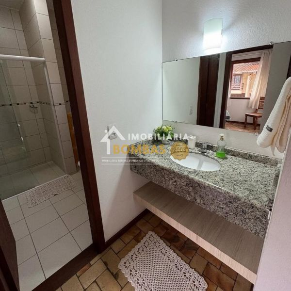 CASA GEMINADA EM BOMBAS COM PISCINA 3 DORMIT�RIOS