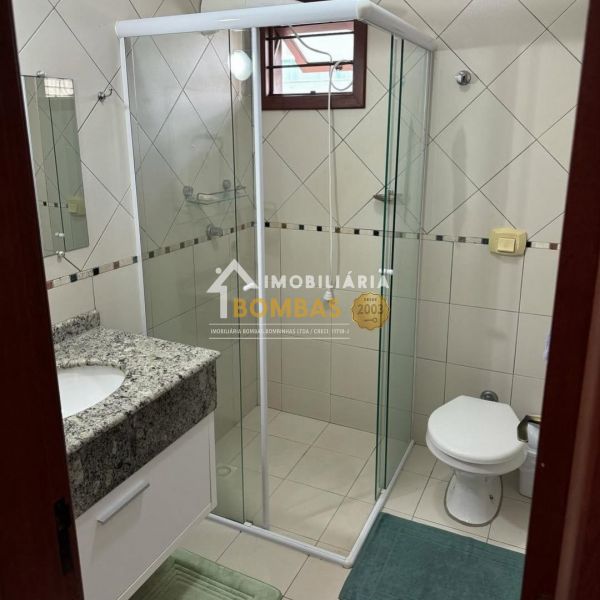CASA GEMINADA EM BOMBAS COM PISCINA 3 DORMIT�RIOS