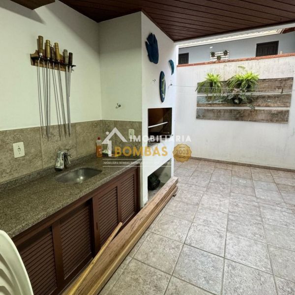 CASA GEMINADA EM BOMBAS COM PISCINA 3 DORMIT�RIOS