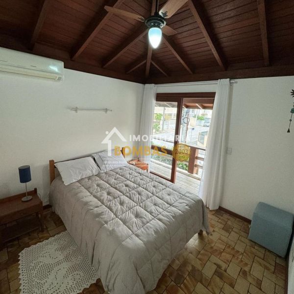 CASA GEMINADA EM BOMBAS COM PISCINA 3 DORMIT�RIOS