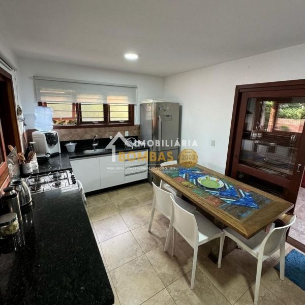 CASA GEMINADA EM BOMBAS COM PISCINA 3 DORMIT�RIOS