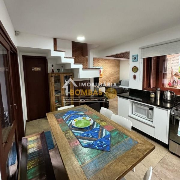 CASA GEMINADA EM BOMBAS COM PISCINA 3 DORMIT�RIOS