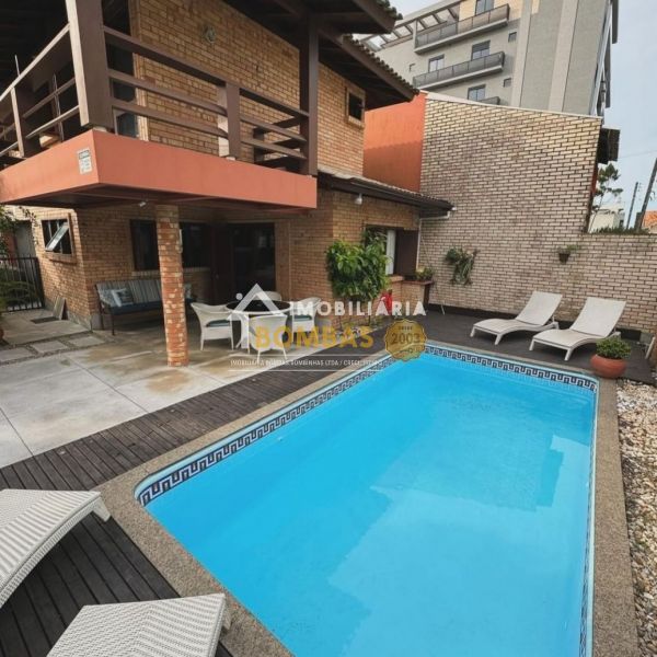 CASA GEMINADA EM BOMBAS COM PISCINA 3 DORMIT�RIOS