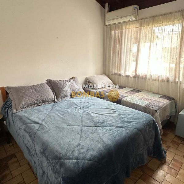 CASA GEMINADA EM BOMBAS COM PISCINA 3 DORMIT�RIOS