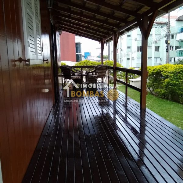 CASA DE MADEIRA NA RUA CARDEAL EM BOMBAS 3 DORMIT�