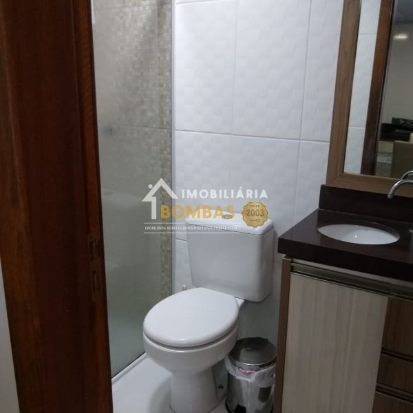 CASA DE MADEIRA NA RUA CARDEAL EM BOMBAS 3 DORMIT�