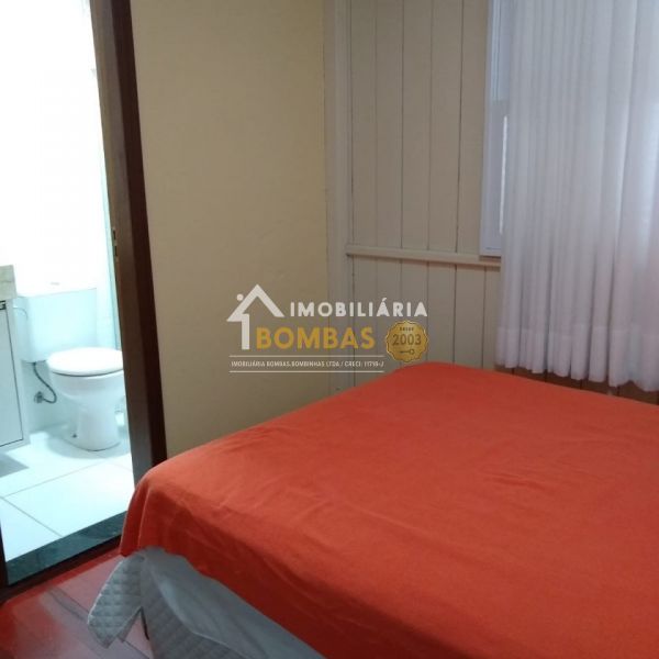 CASA DE MADEIRA NA RUA CARDEAL EM BOMBAS 3 DORMIT�