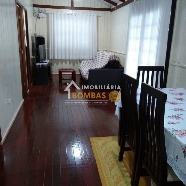 CASA DE MADEIRA NA RUA CARDEAL EM BOMBAS 3 DORMIT�