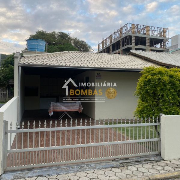 CASA DE MADEIRA NA RUA CARDEAL EM BOMBAS 3 DORMIT�