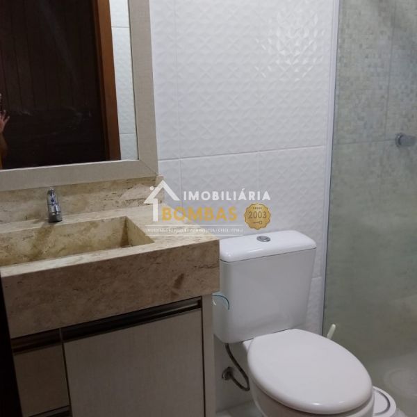 CASA DE MADEIRA NA RUA CARDEAL EM BOMBAS 3 DORMIT�