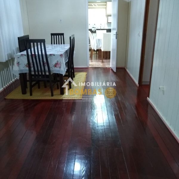 CASA DE MADEIRA NA RUA CARDEAL EM BOMBAS 3 DORMIT�