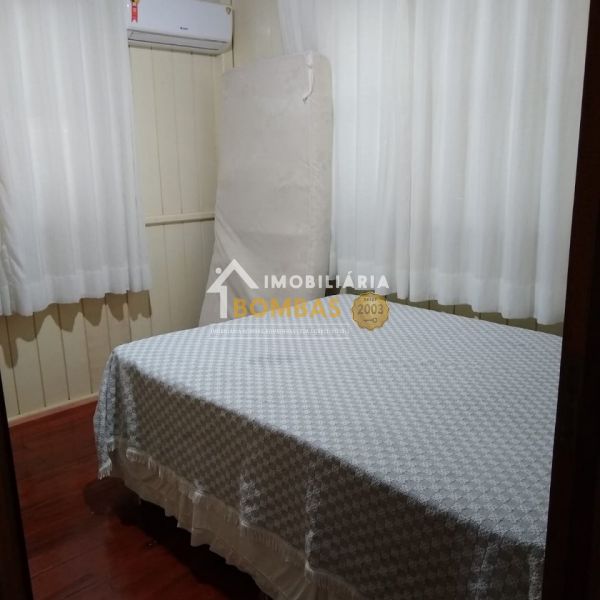 CASA DE MADEIRA NA RUA CARDEAL EM BOMBAS 3 DORMIT�