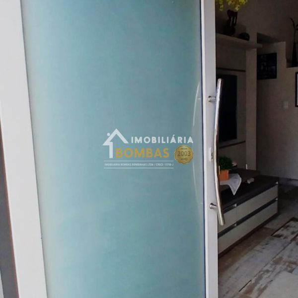 CASA DE 3 DORMIT�RIOS 3 VAGAS DE GARAGEM EM BOMBAS