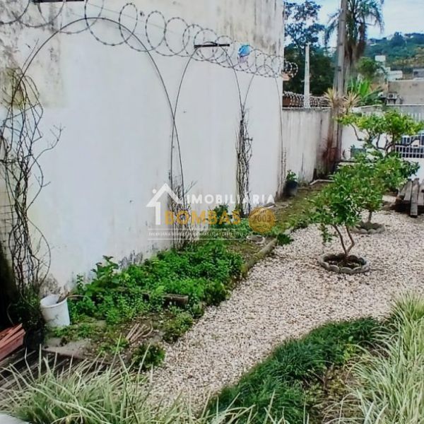 CASA DE 3 DORMIT�RIOS 3 VAGAS DE GARAGEM EM BOMBAS