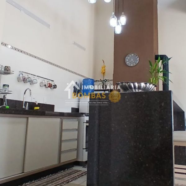 CASA DE 3 DORMIT�RIOS 3 VAGAS DE GARAGEM EM BOMBAS