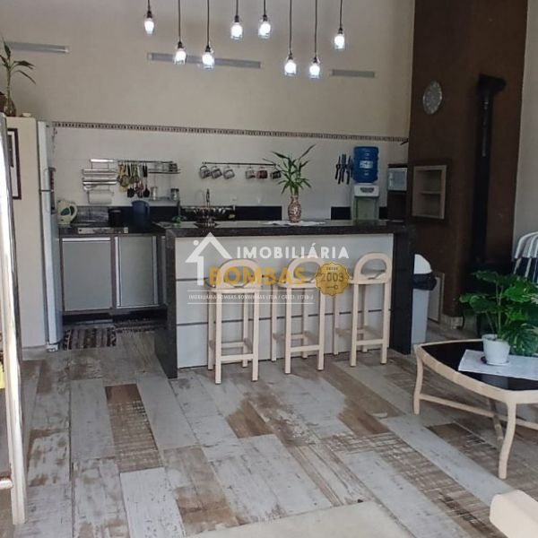 CASA DE 3 DORMIT�RIOS 3 VAGAS DE GARAGEM EM BOMBAS