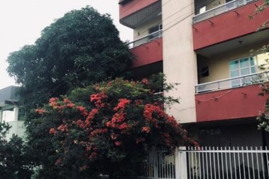 Prdio com 4 pavimentos prximo ao mar em Bombas