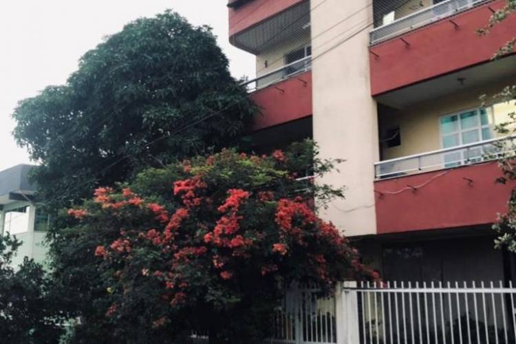 Pr�dio com 4 pavimentos pr�ximo ao mar em Bombas