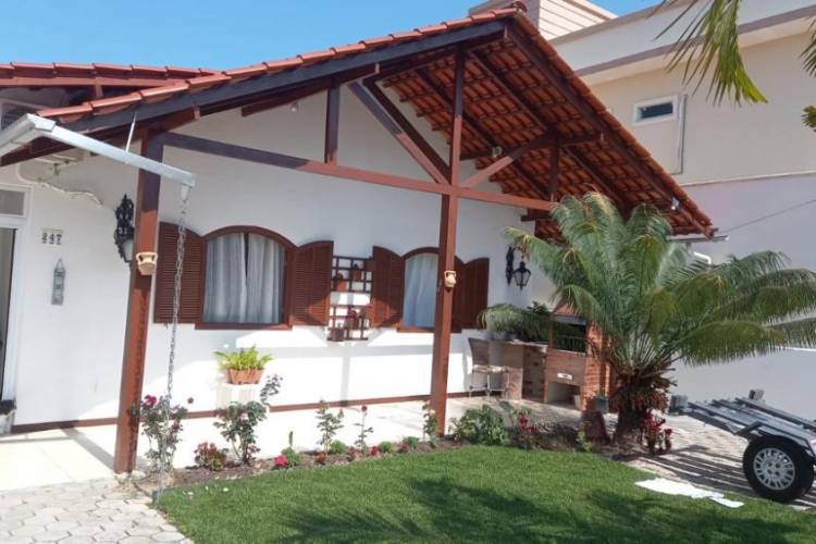 CASA EM BOMBAS 4 DORM. SENDO 1 SU�TE