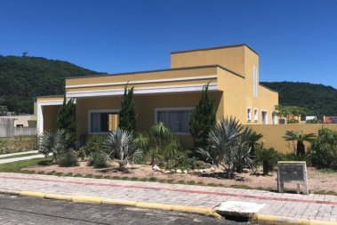 Casa Trrea 2 Sutes em Bombas