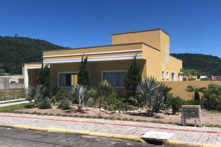 Casa T�rrea 2 Su�tes em Bombas