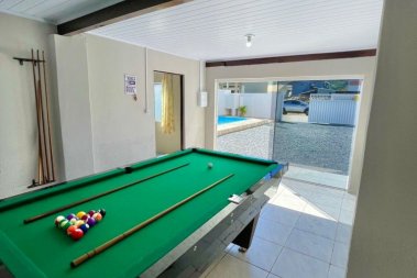 CASA COM O PTIO PRIVATIVO EM BOMBAS COM PISCINA