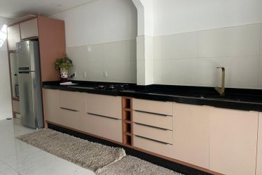 CASA EM BOMBAS 2 DORM. 3 VAGAS DE GARAGEM