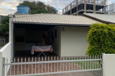 CASA DE MADEIRA NA RUA CARDEAL EM BOMBAS 3 DORMIT�